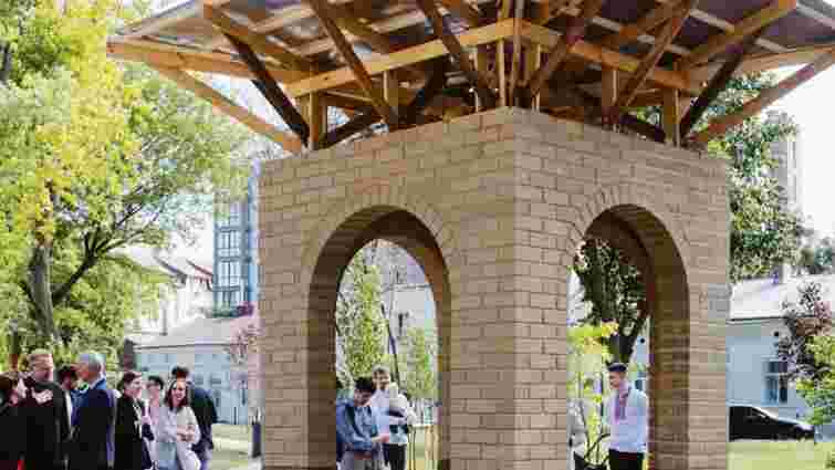 У Львові збудували павільйон із пресованої землі