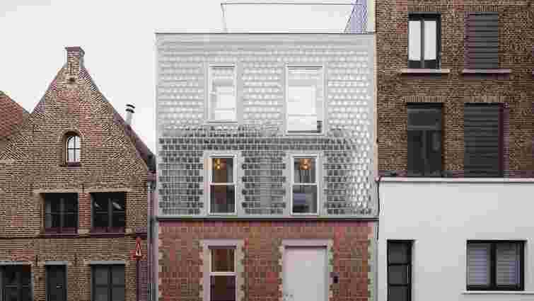 Все на виду: у Бельгії збудували будинок із фасадом зі скляних блоків 