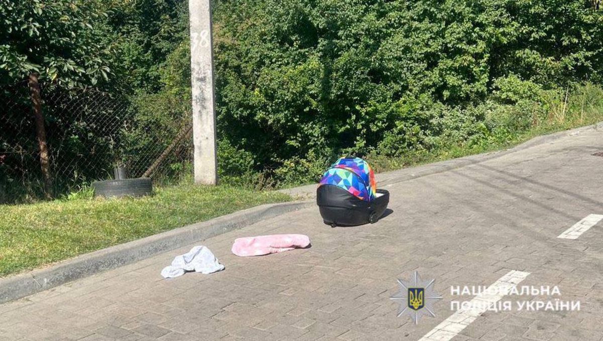 Львівʼянин забув колиску з немовлям на даху автомобіля і поїхав