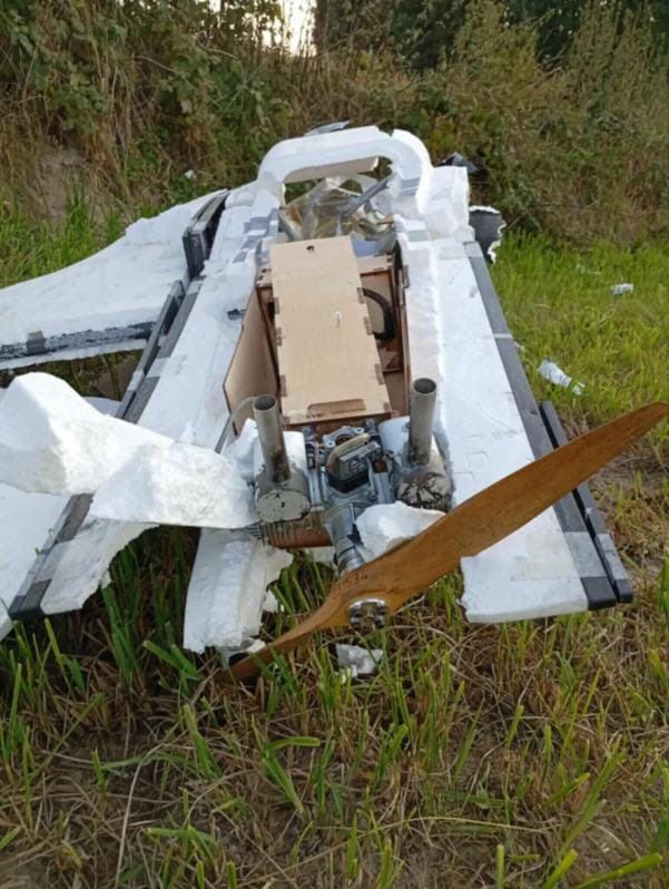 Уламки безпілотника, який упав біля села Майдан-Сілець. Фото X/Sokol