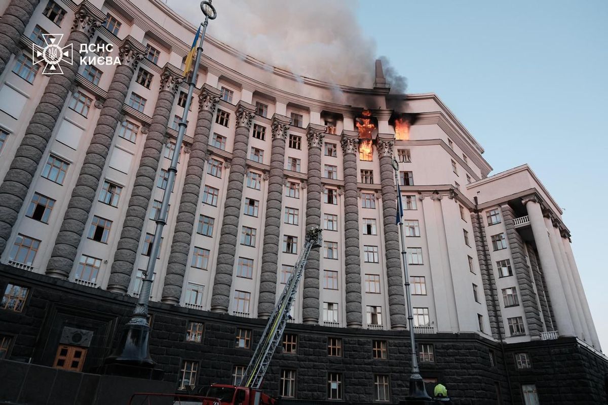 У Києві після російської атаки загорілась будівля Кабінету міністрів 