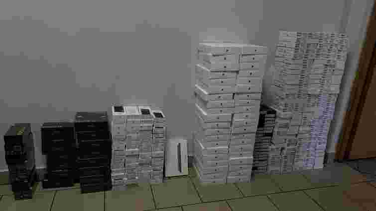 На Львівщині митники конфіскували мікроавтобус з контрабандою техніки на 5 млн грн