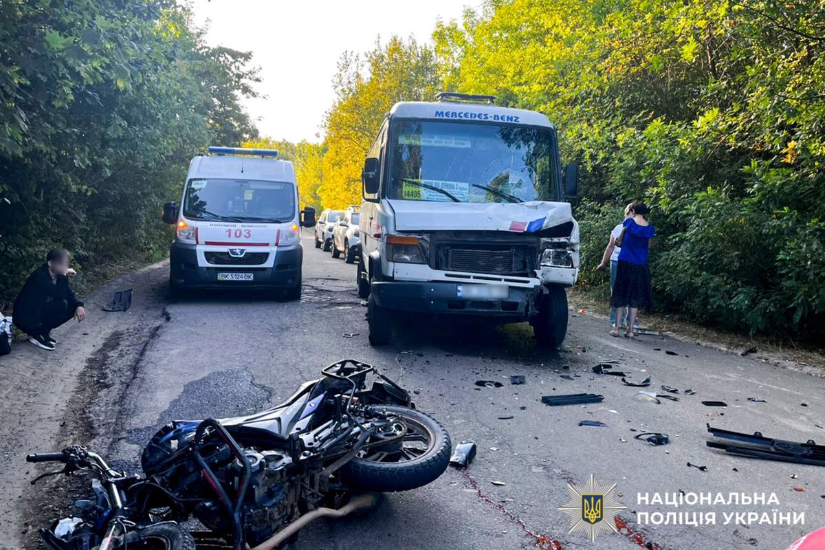 На Рівненщині внаслідок зіткнення з маршруткою загинув мотоцикліст
