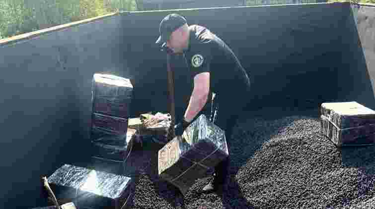 На Закарпатті у вагонах з рудою виявили 4 тис. пачок безакцизних сигарет