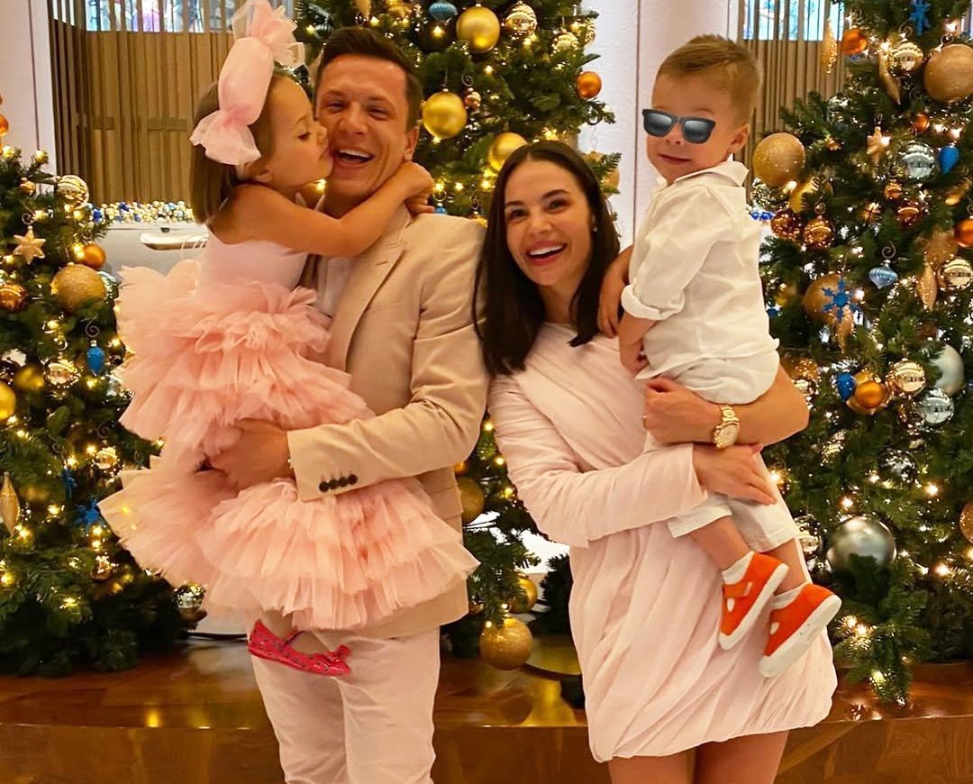 Євген Коноплянка з дружиною і дітьми