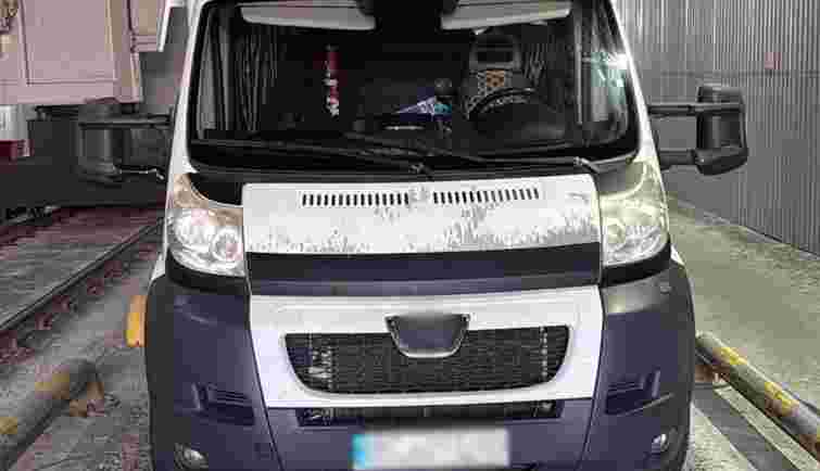 Житель Львівщини на вантажівці з контрабандою прорвав кордон у Краковці