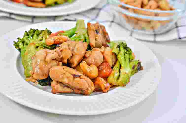 Курка з броколі в лимонно-часниковому соусі. Рецепт дня