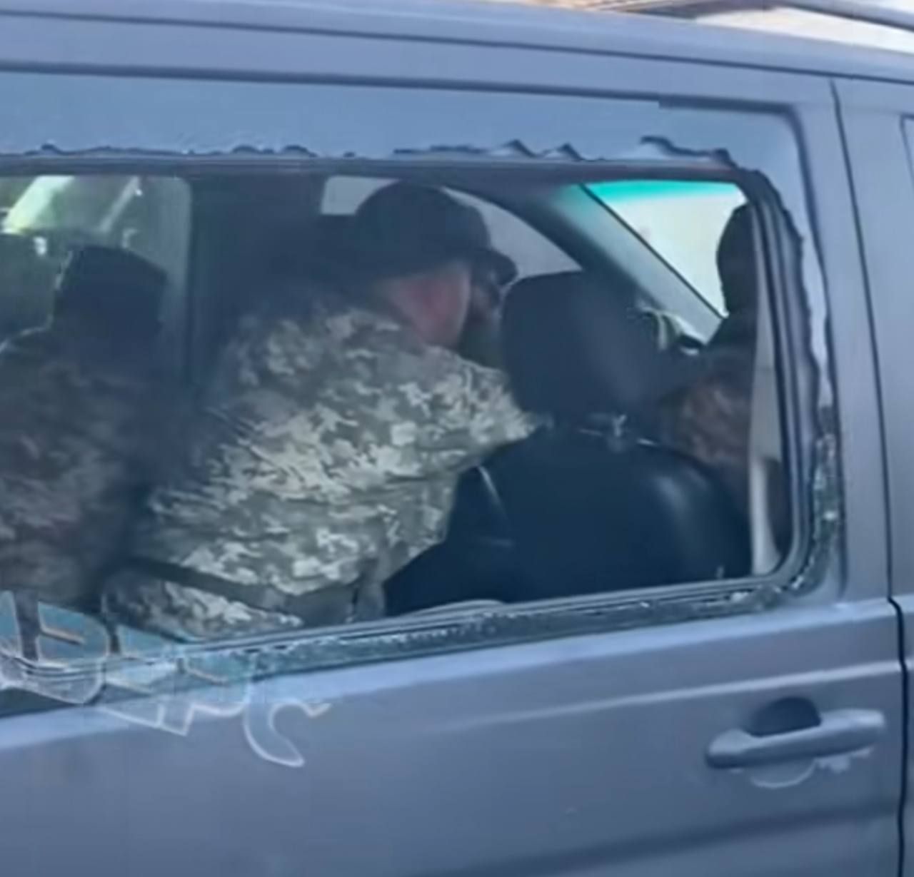 Лучани вибили вікна у бусі працівників ТЦК під час сутички 9 вересня (фото  «Аверсу»)