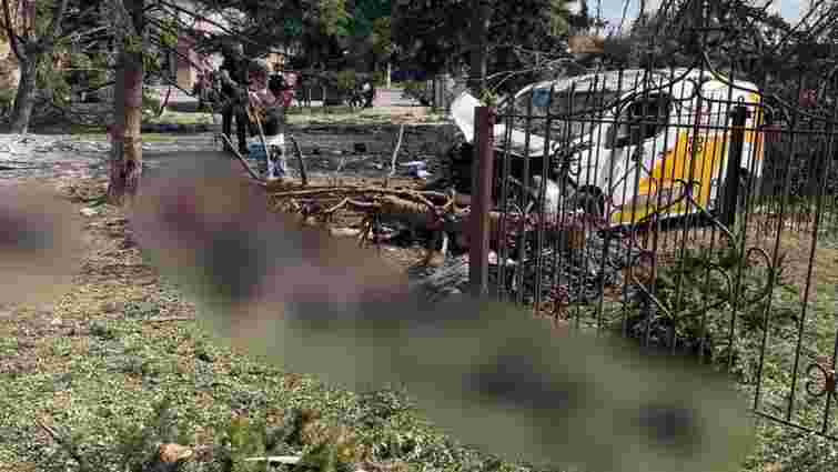 Росіяни вдарили авіабомбою по селищу на Донеччині, загинули понад 20 людей