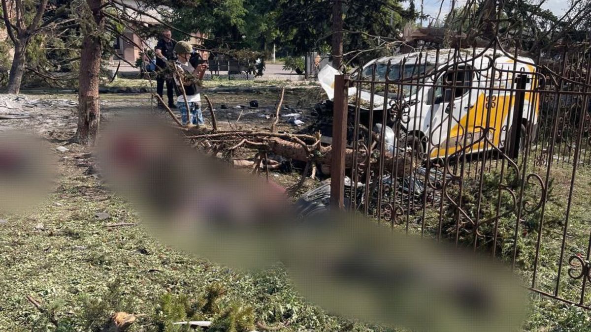 Росіяни вдарили авіабомбою по селищу на Донеччині, загинули понад 20 людей