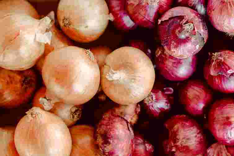 Чим посипати грядки восени, щоб часник і цибуля виросли гігантськими