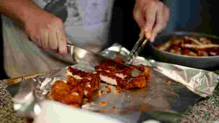 Якою стороною стелити фольгу під час запікання: глянцевою чи матовою