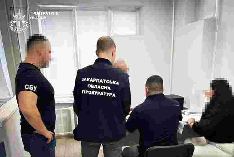 На Закарпатті депутат райради отримав підозру за розкрадання грошей під час ремонту дороги 