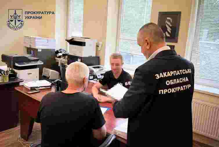 На Закарпатті депутат міськради нелегально продавав сигарети на своєму подвір’ї