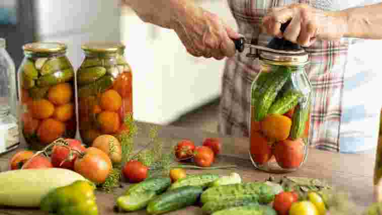 Без плити та духовки: простий спосіб стерилізації банок всього за 5 хвилин