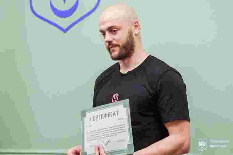 Звільненому з полону азовцю вручили сертифікат на квартиру в Тернополі