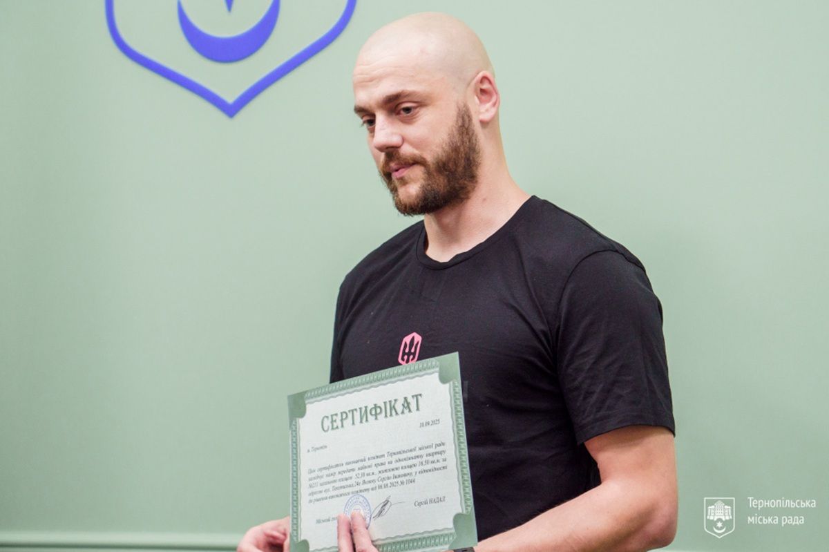 Звільненому з полону азовцю вручили сертифікат на квартиру в Тернополі