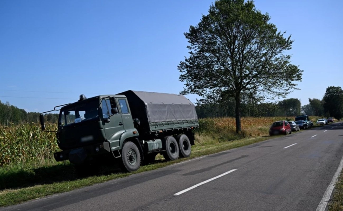 Служби на місці виявлення російського безпілотника та уламків ракети у місті Вигальов (фото Войтек Яргіло/PAP)
