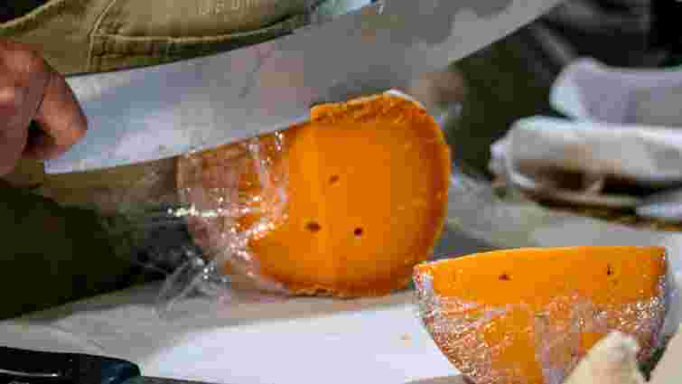 Як безпечно нарізати твердий сир: простий кулінарний трюк