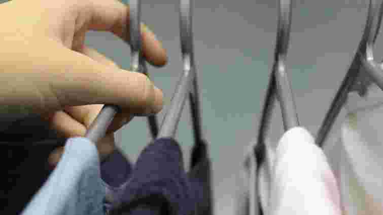 Як розгладити одяг без праски: корисні способи, які точно працюють 