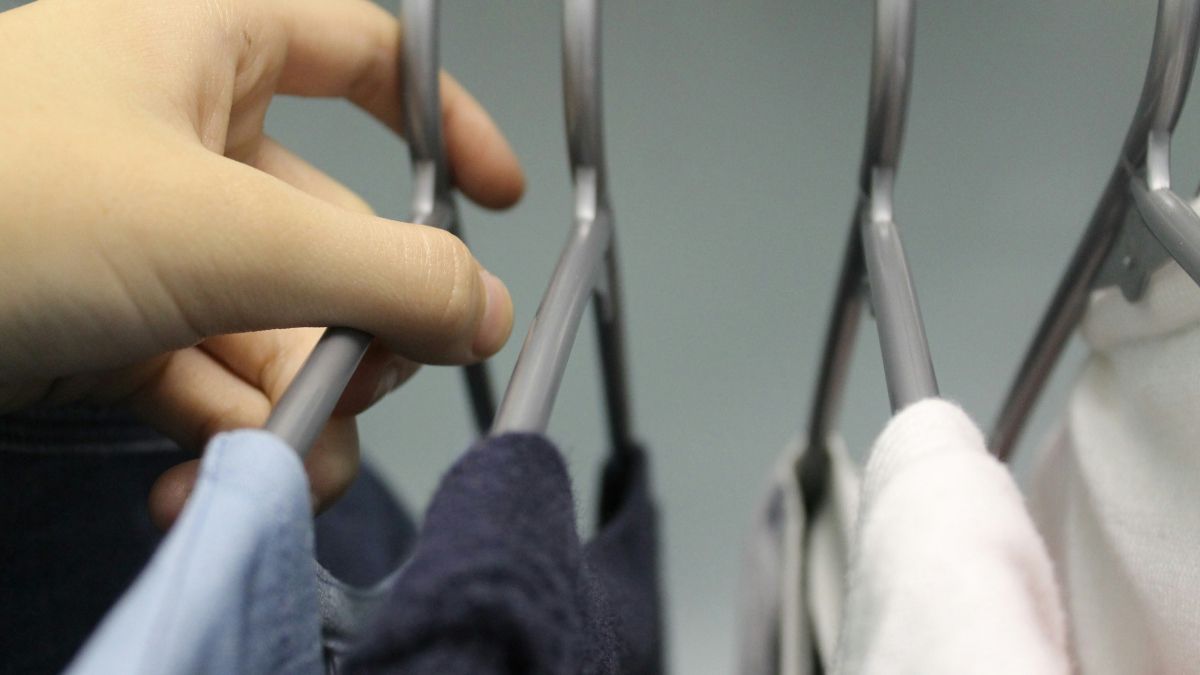 Як розгладити одяг без праски: корисні способи, які точно працюють 