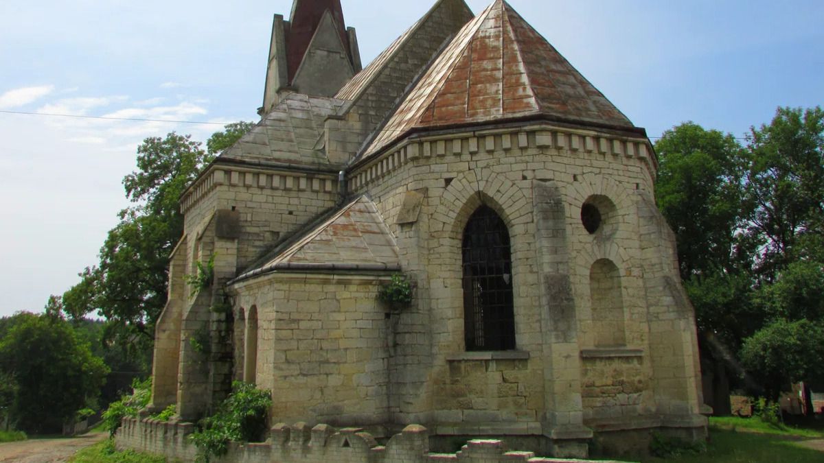 Покинутий історичний костел на Львівщині перетворять в культурно-освітній простір