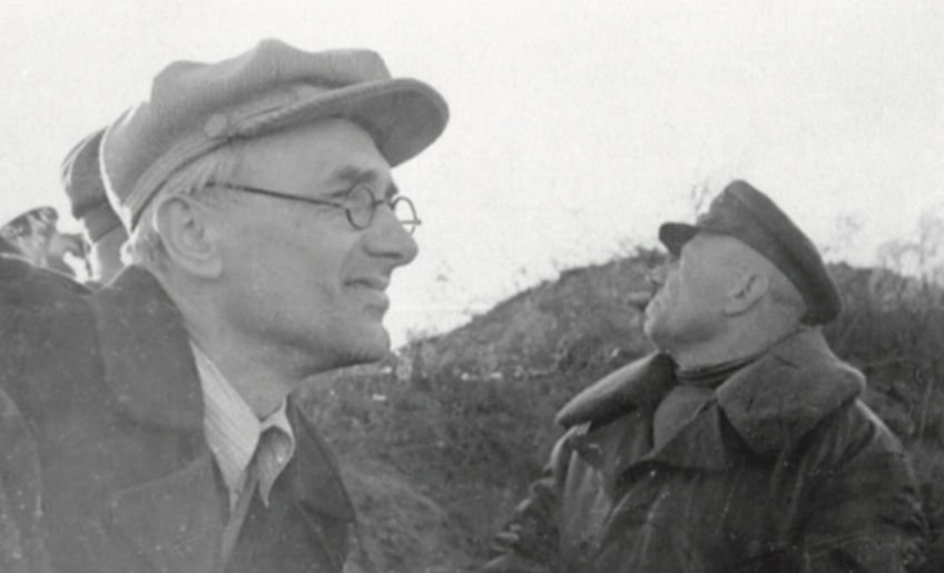 Воєнний кореспондент 2-го Українського фронту Юрій Яновський (зліва)