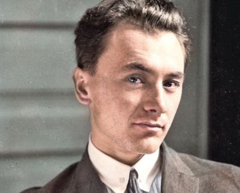 У 1925 році Яновський видав першу збірку своїх оповідань «Мамутові бивні»