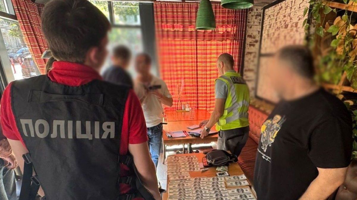 Посадовець Міноборони працевлаштовував на оборонний завод за 10 тис. доларів 