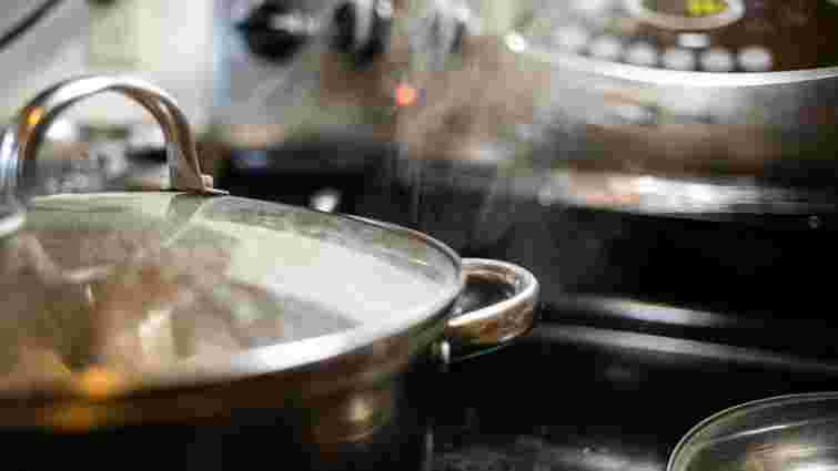 Щоб вода не википала з каструлі: несподівані, але дієві поради