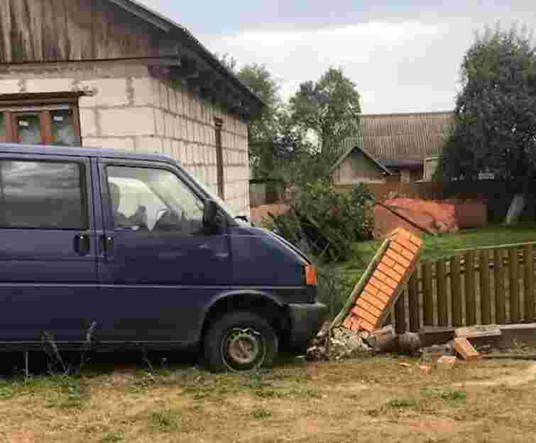 На Рівненщині працівники ТЦК бусом вʼїхали у паркан старости села