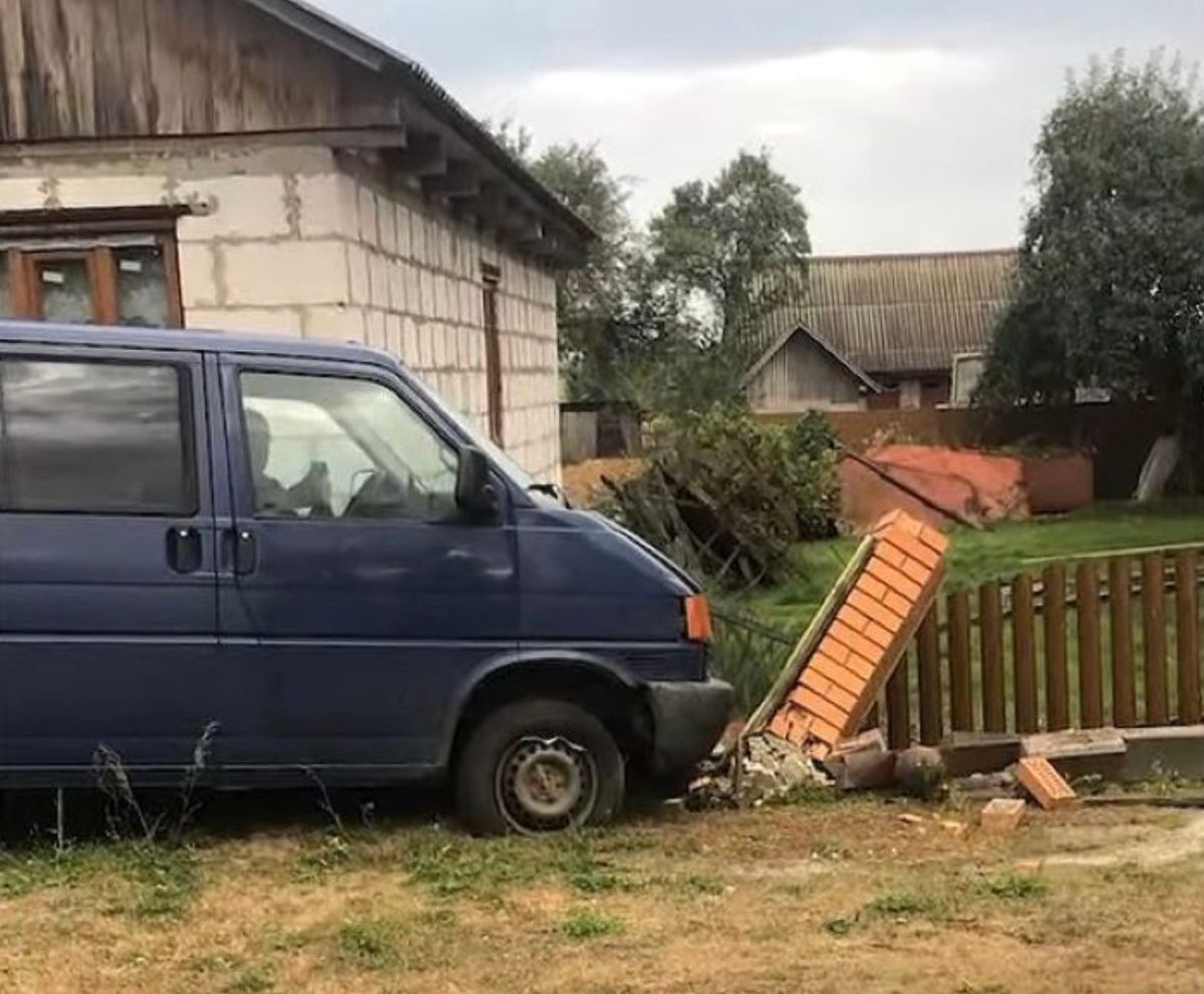 На Рівненщині працівники ТЦК бусом вʼїхали у паркан старости села