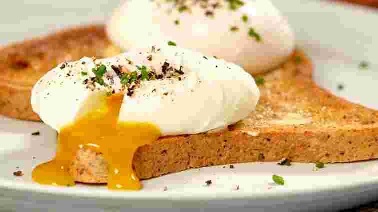 Жодних каструль: як можна інакше приготувати яйця пашот за одну хвилину