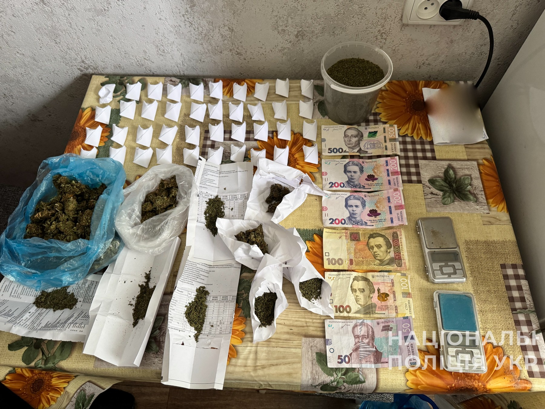 За місцями проживання та в автомобілях підозрюваних провели обшуки (фото поліції)