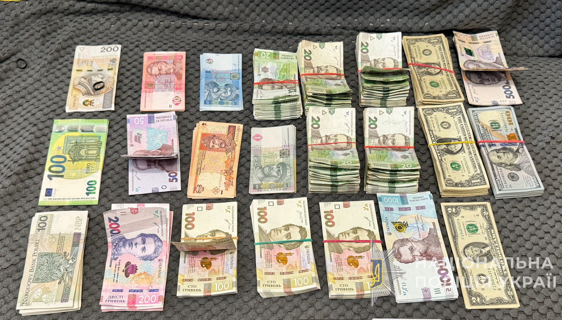 За місцями проживання та в автомобілях підозрюваних провели обшуки (фото поліції)