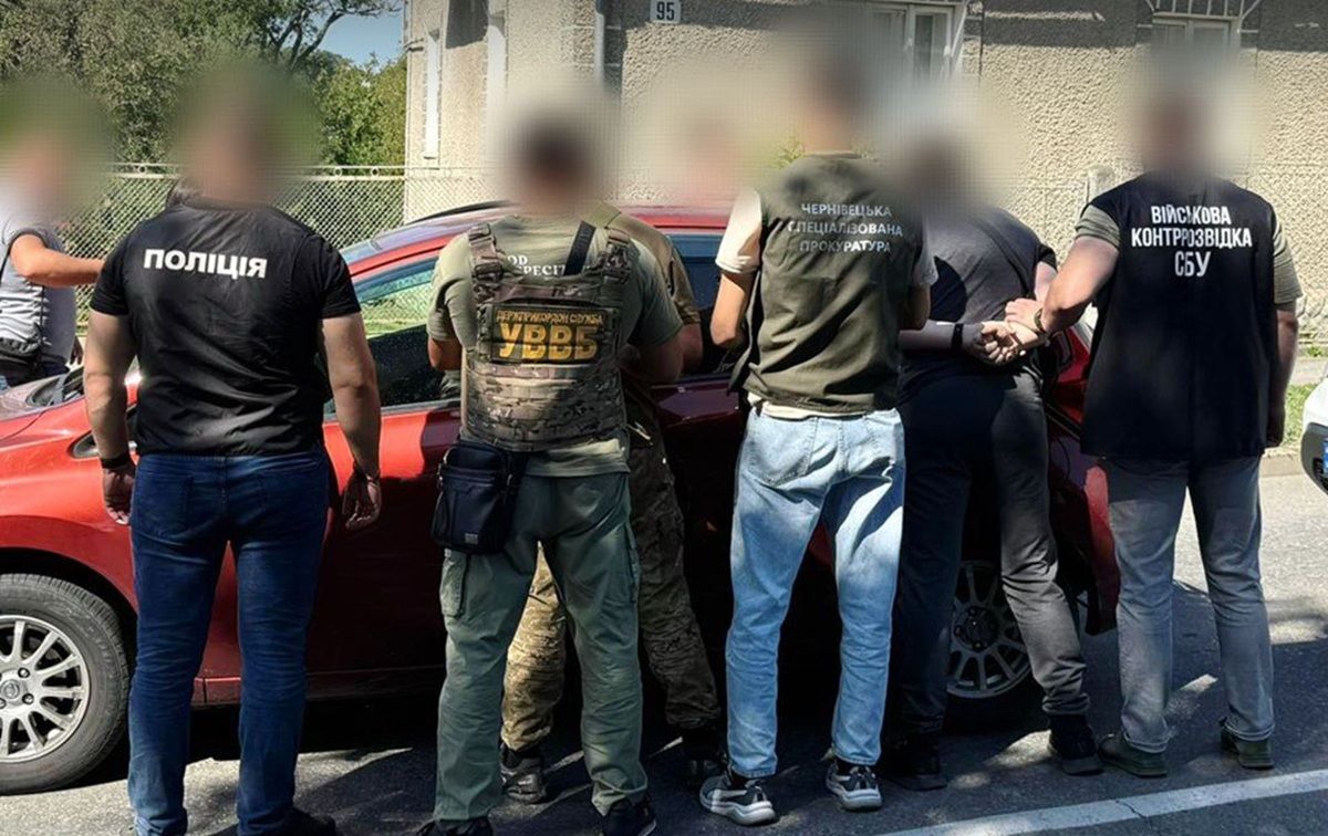 Військовослужбовці ТЦК з Буковини переправляли ухилянтів за кордон