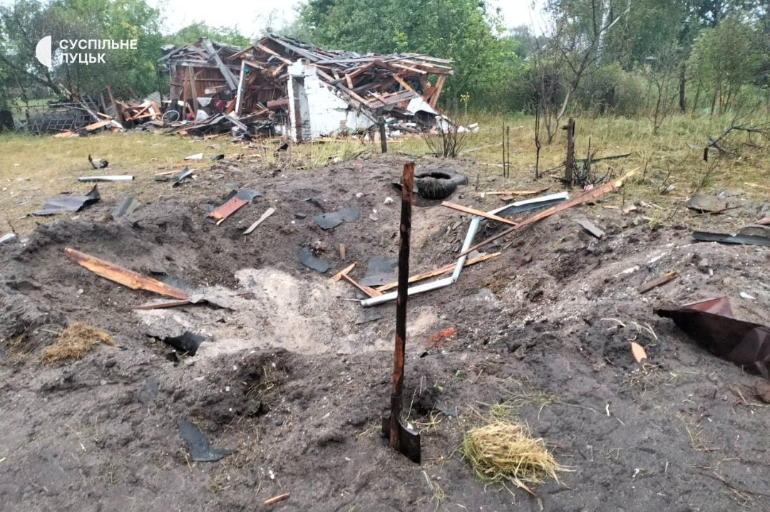 Наслідки падіння боєприпаса з українського винищувача на Волині (фото Суспільного)