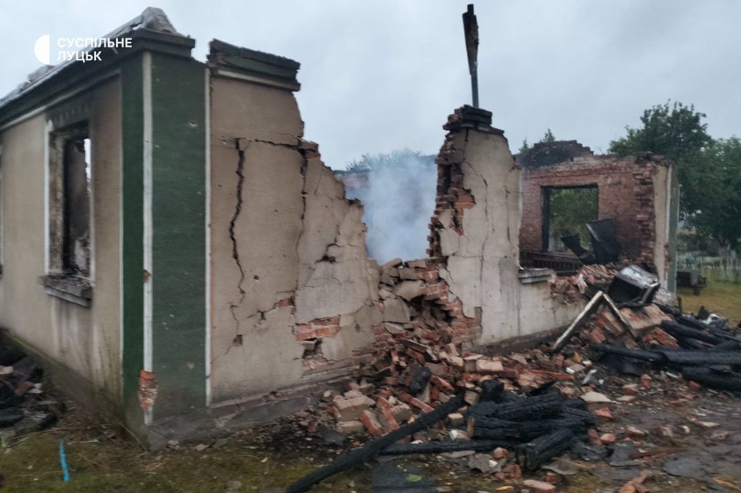 Наслідки падіння боєприпаса з українського винищувача на Волині (фото Суспільного)