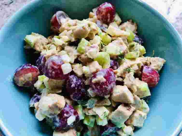 Салат з куркою та виноградом. Рецепт дня