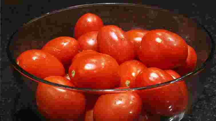 Не потрібен окріп: як за секунди почистити помідори від шкірки 
