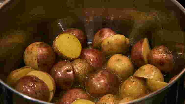 Збереже вітаміни й мінерали: в яку воду варто кидати картоплю для варіння