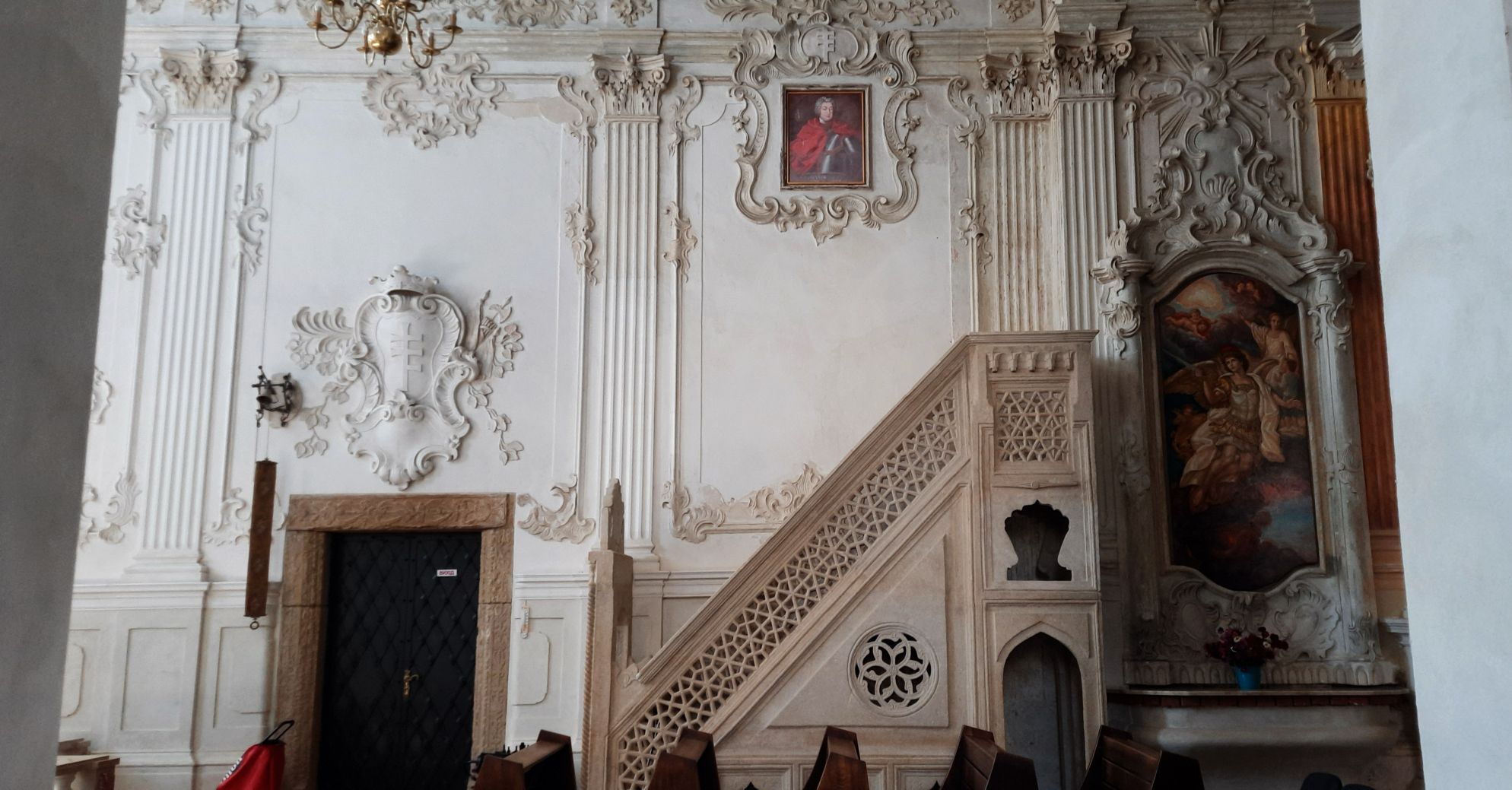 Мусульманський мінбар у сучасному костелі Миколая (фото ZAXID.NET)