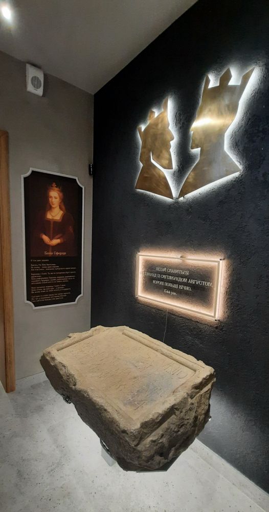 Давній камінь в ресторані Бона (фото ZAXID.NET)