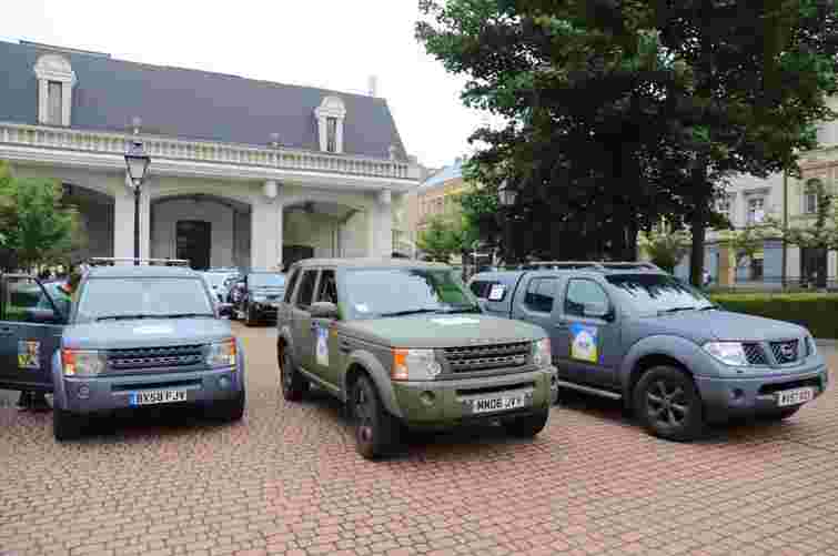 Іноземні волонтери доставили до Львова майже 30 позашляховиків для військових