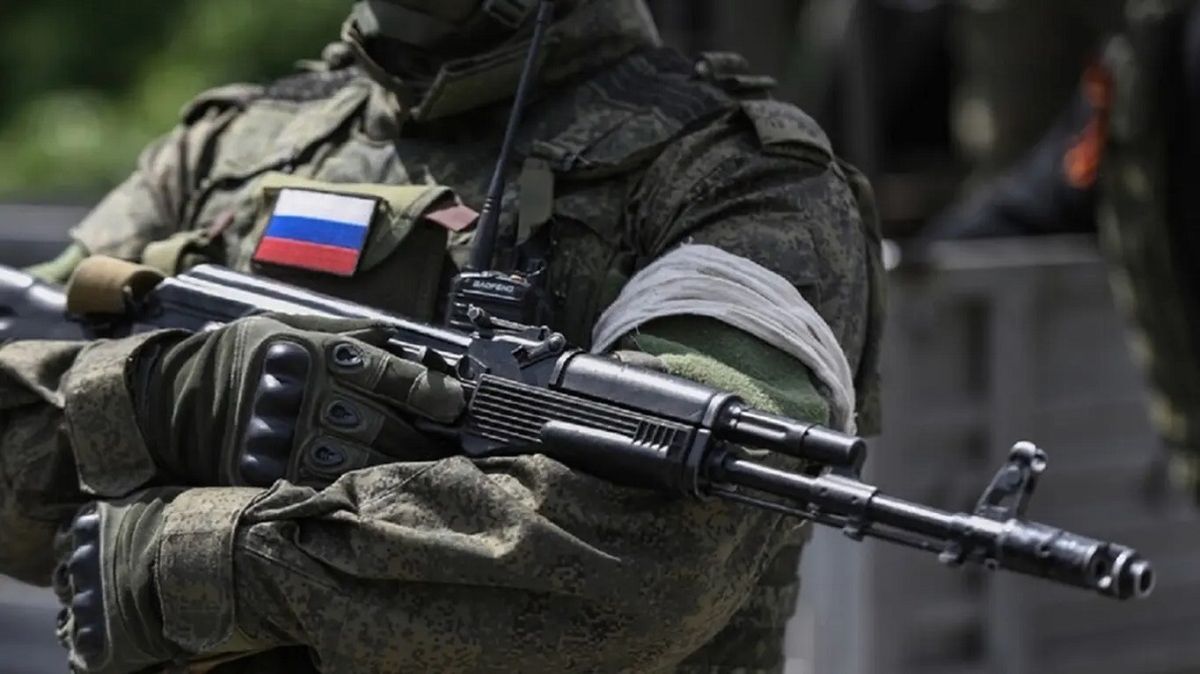 Жителів ТОТ за неявку на псевдовибори змушують підписувати контракт з армією РФ