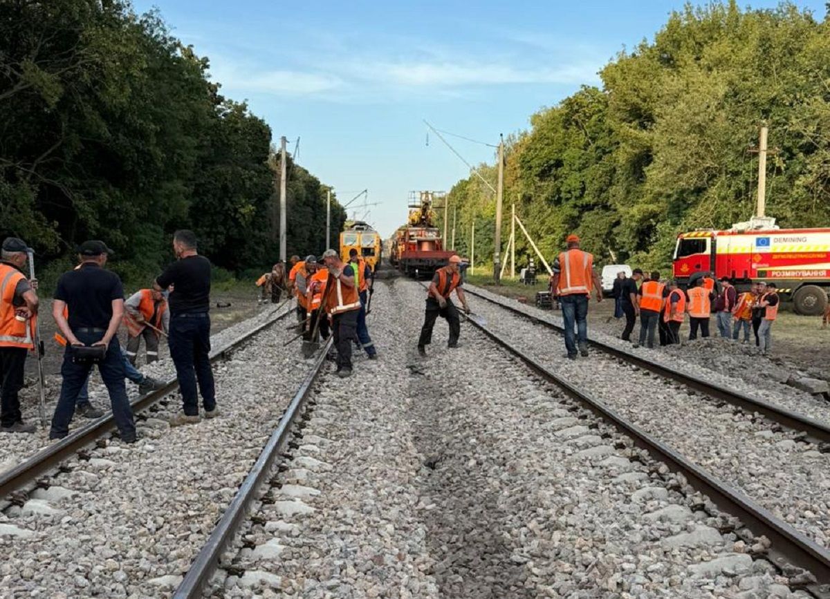 На Київщині відновили залізничне сполучення після вибухів у потязі

