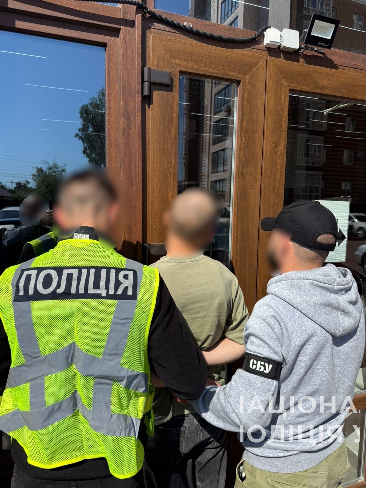 За місцями проживання та в автомобілях підозрюваних провели обшуки (фото поліції)