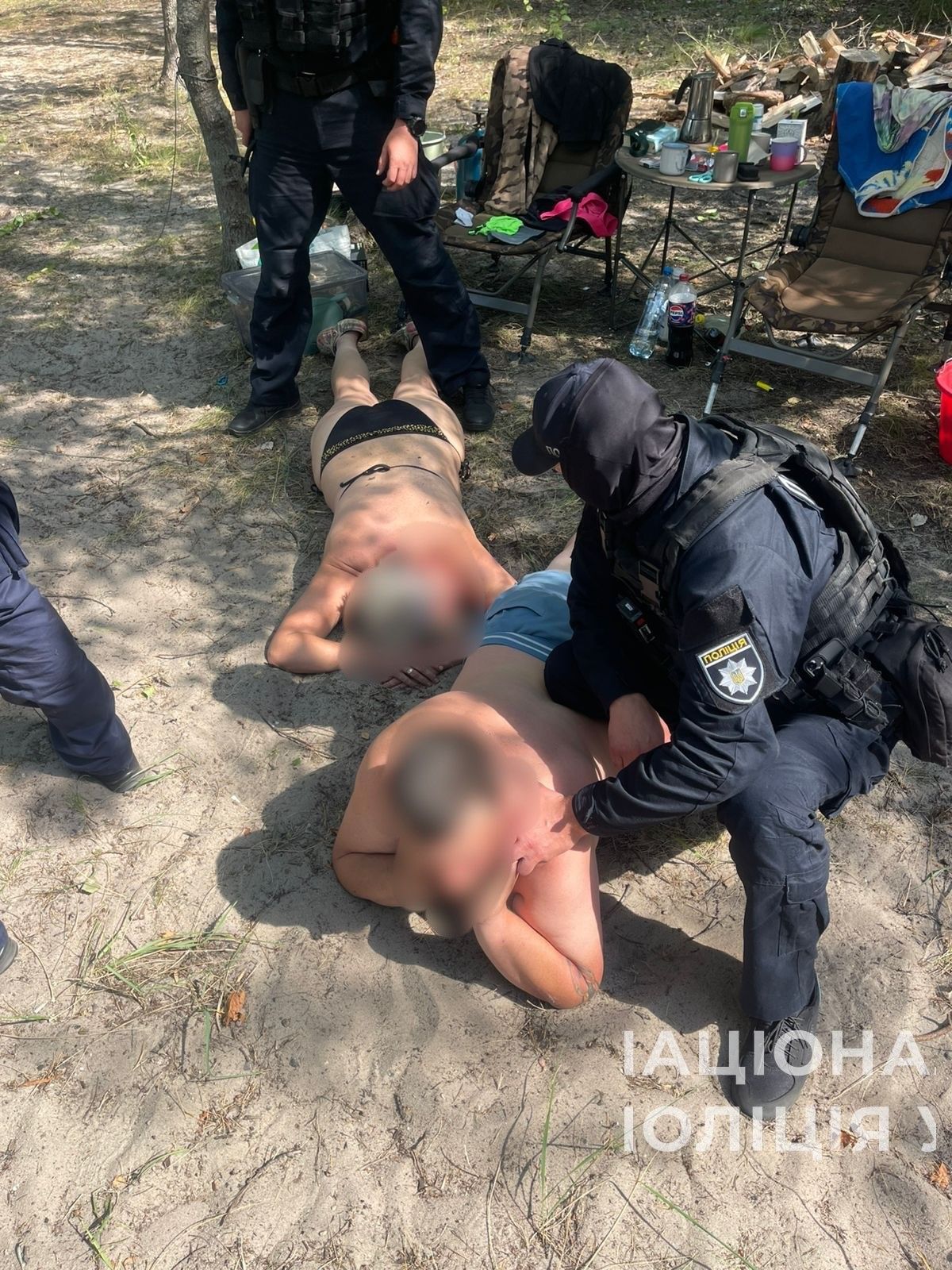 За місцями проживання та в автомобілях підозрюваних провели обшуки (фото поліції)