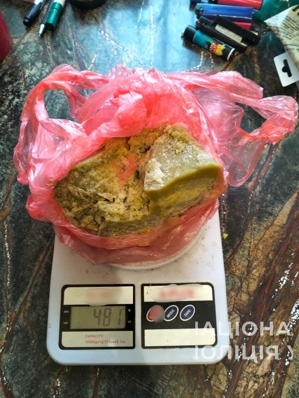 За місцями проживання та в автомобілях підозрюваних провели обшуки (фото поліції)