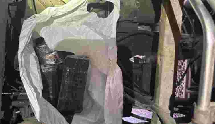 На Буковині іноземець намагався незаконно вивезти за кордон 260 тис. доларів